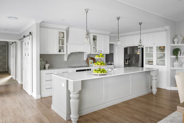 Queeni wide kitchen with a fruit decoration